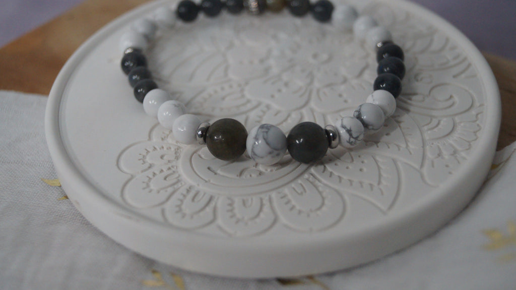 Bracelet Reconnexion à soi en Howlite & Labradorite | Création artisanale CréaD’Âme