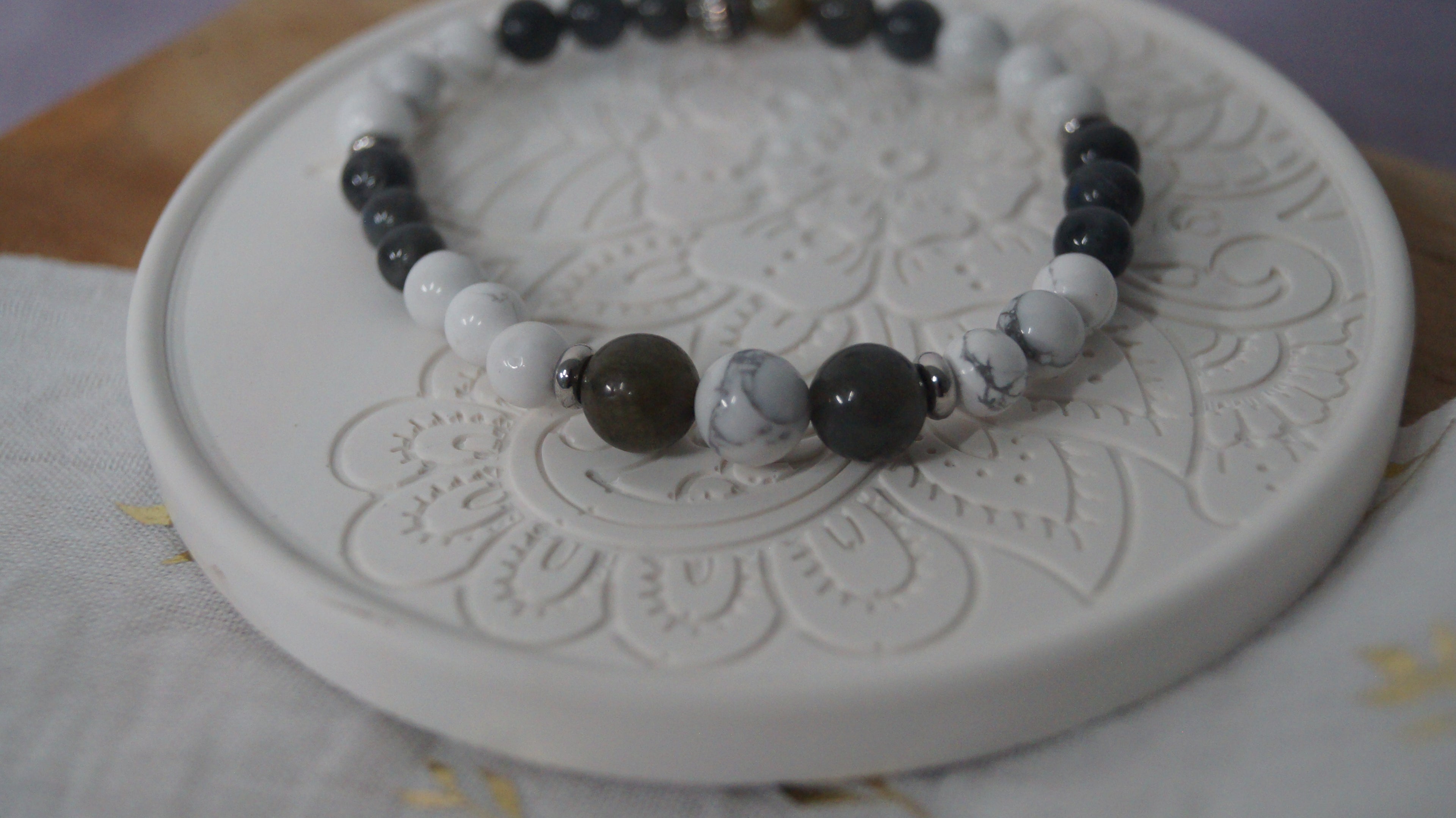Bracelet Reconnexion à soi en Howlite & Labradorite | Création artisanale CréaD’Âme